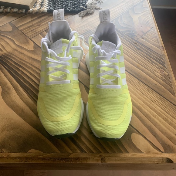 SOLD**Size 8 Adidas Running Shoe - Picture 2 of 4